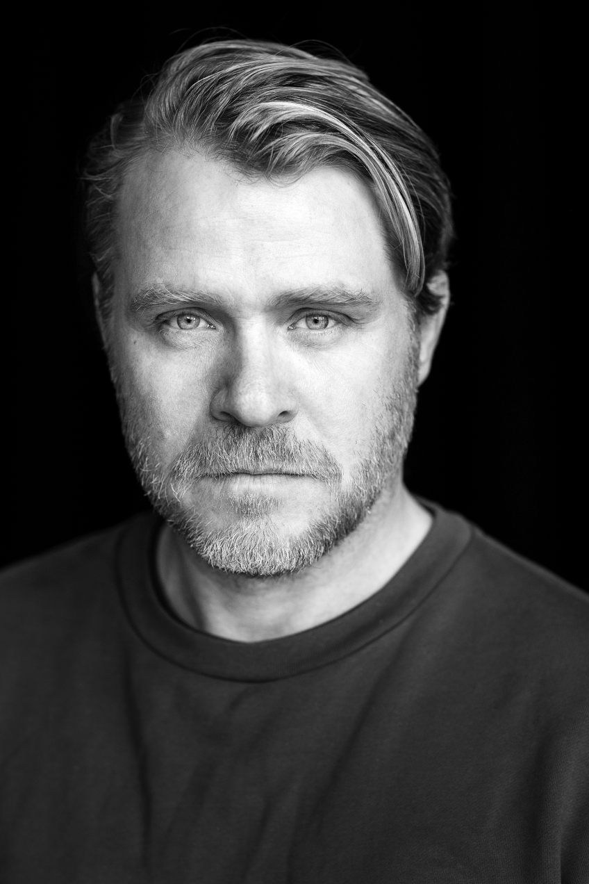Porträttfoto på skådespelaren Henrik Norlén.