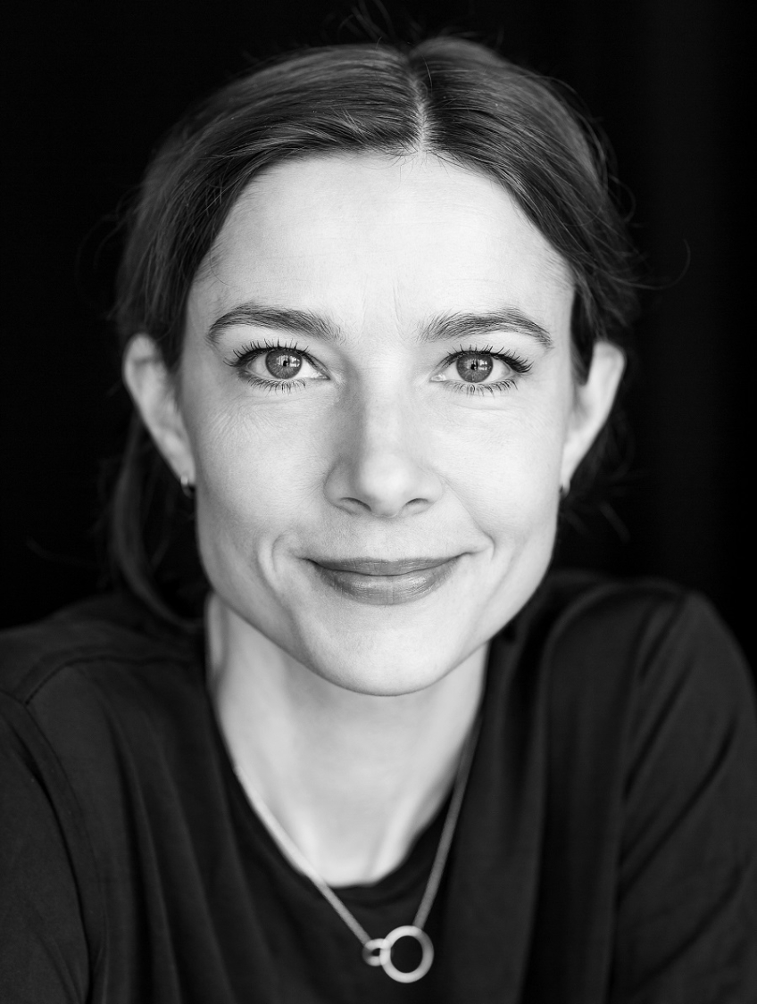Porträttfoto på skådespelaren Tove Edfeldt.