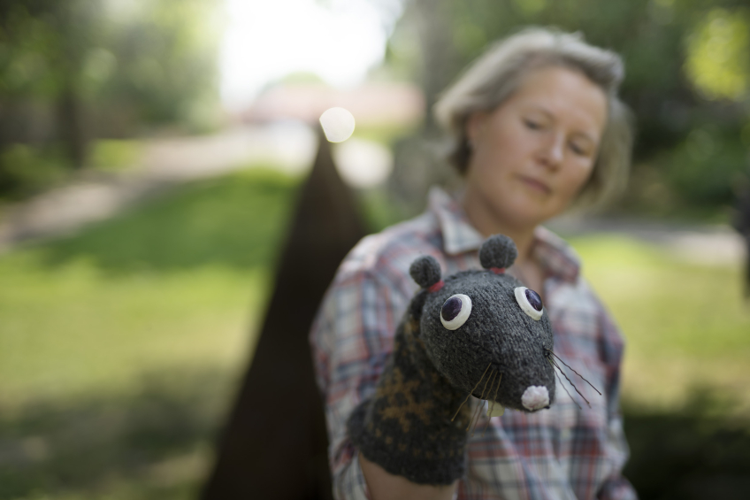 Malin From spelar Marionetteaterns Gruffalon med en stickad mus på sin hand