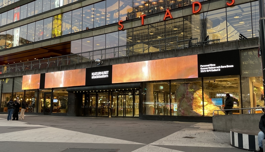 En digital skylt ovanför Kulturhusets huvudentré. 
