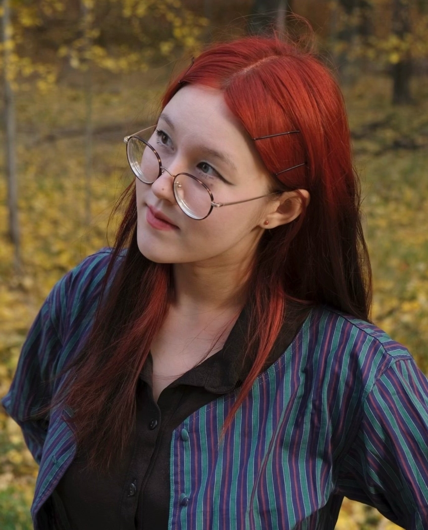 Porträttfoto på serieskaparen Iris Hautaniemi.