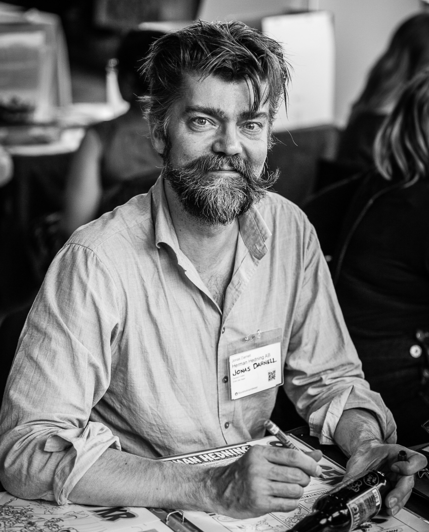 Porträttfoto på serieskaparen Jonas Darnell.