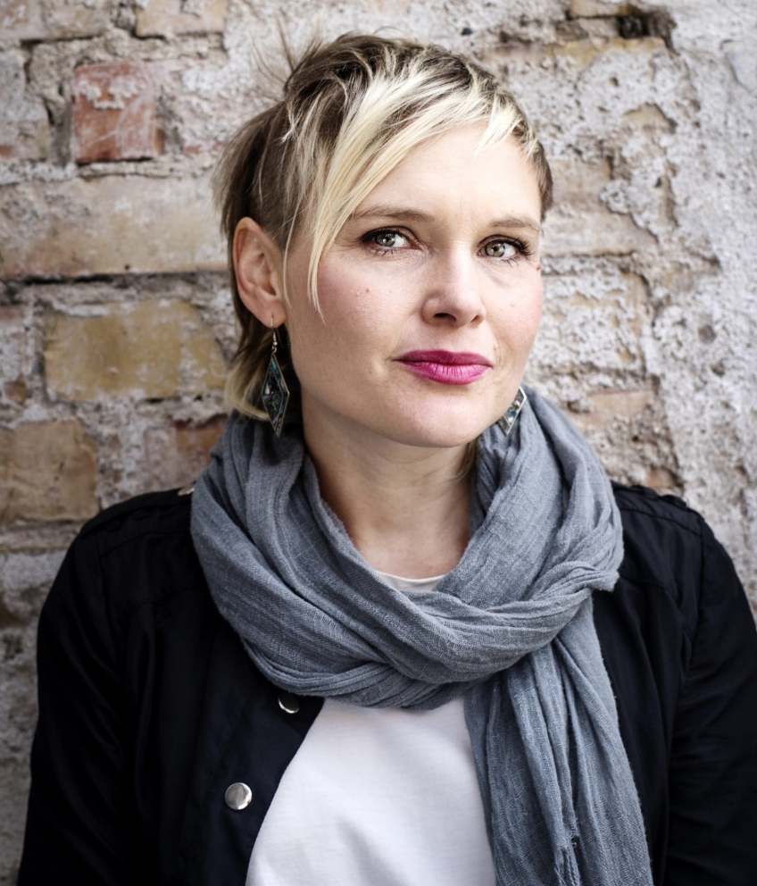 Porträttfoto på serieskaparen Sara Granér. 