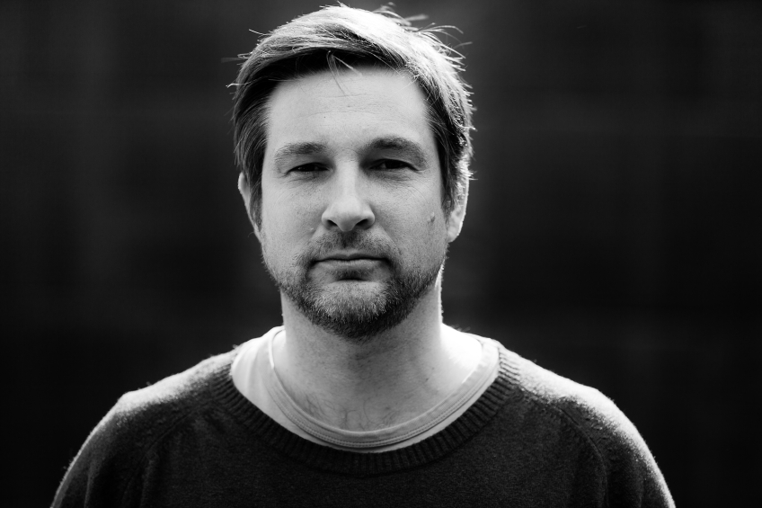 Porträttfoto på serieskaparen Sylvain Runberg. 