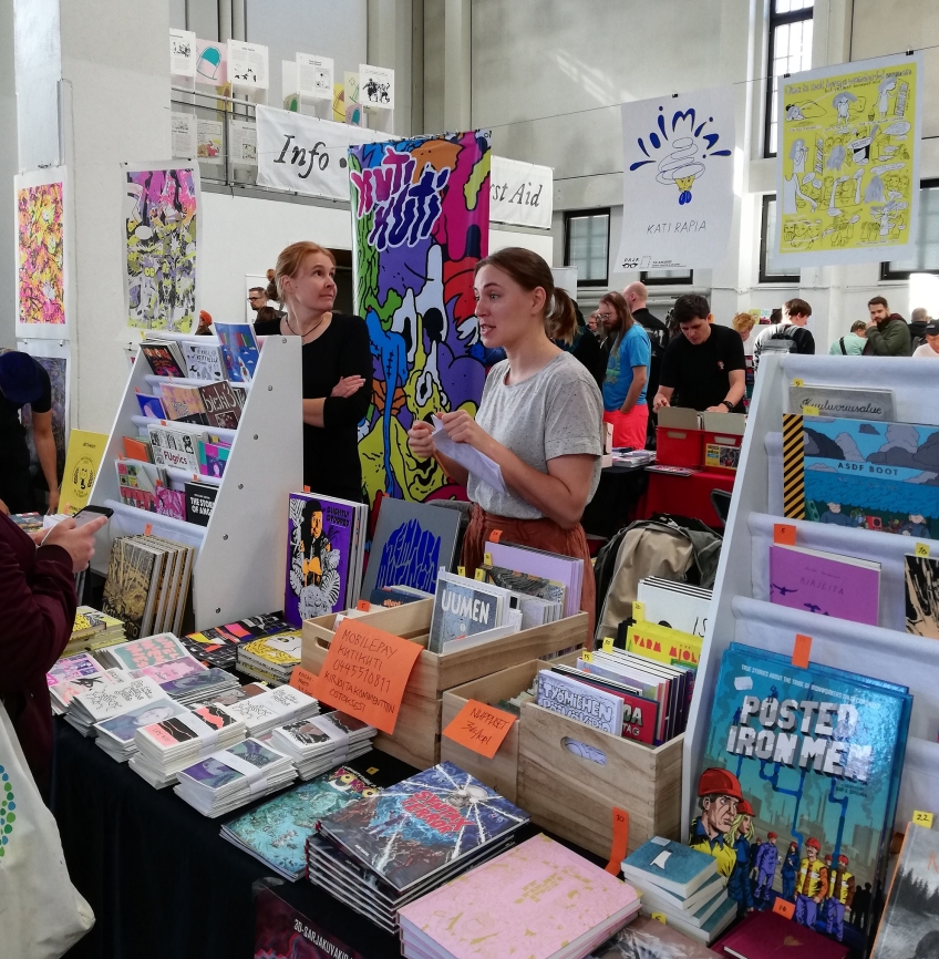 Ett bord fullt av serieböcker. 