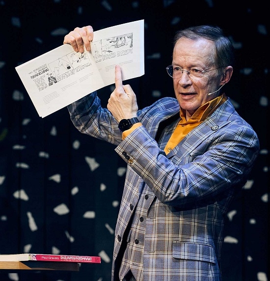 Serieskaparen Paul Gravett håller upp ett seriealbum. 