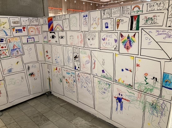 En vägg fylld med serierutor. 