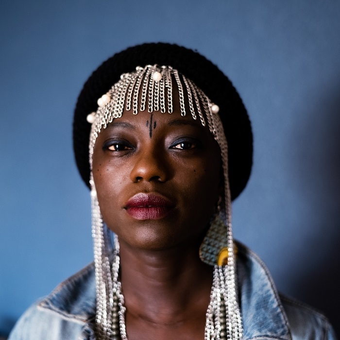 Konstnären Ami Weickaane. 