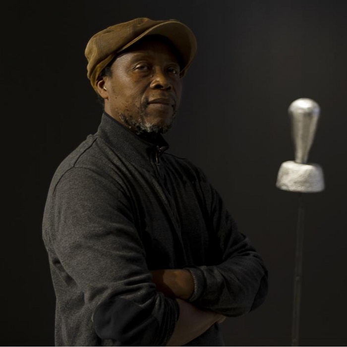 Konstnären Germain Ngoma. 