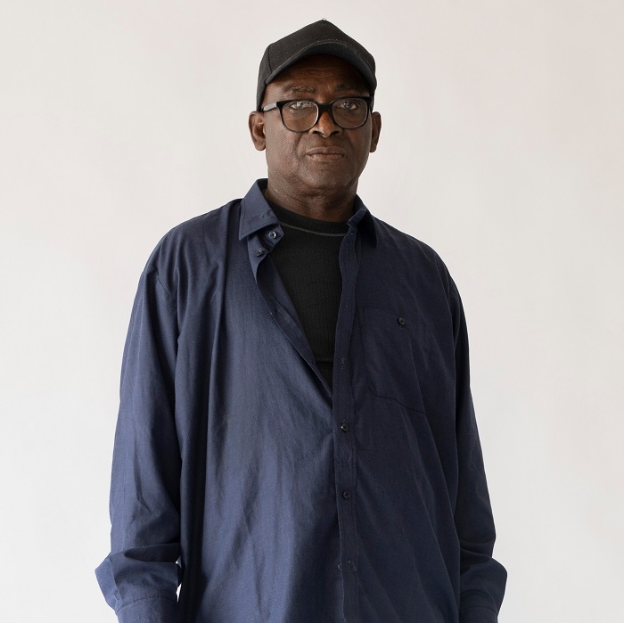 Konstnären Ismaila Fatty. 