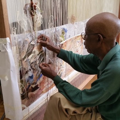 Konstnären Joseph Ndlovu arbetar på ett konstverk. 