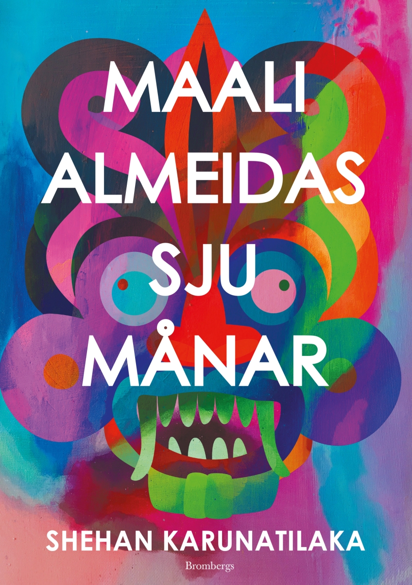 Bokomslag med texten Sju månar och en illustration av ett monsterliknande ansikte i olika färger. 