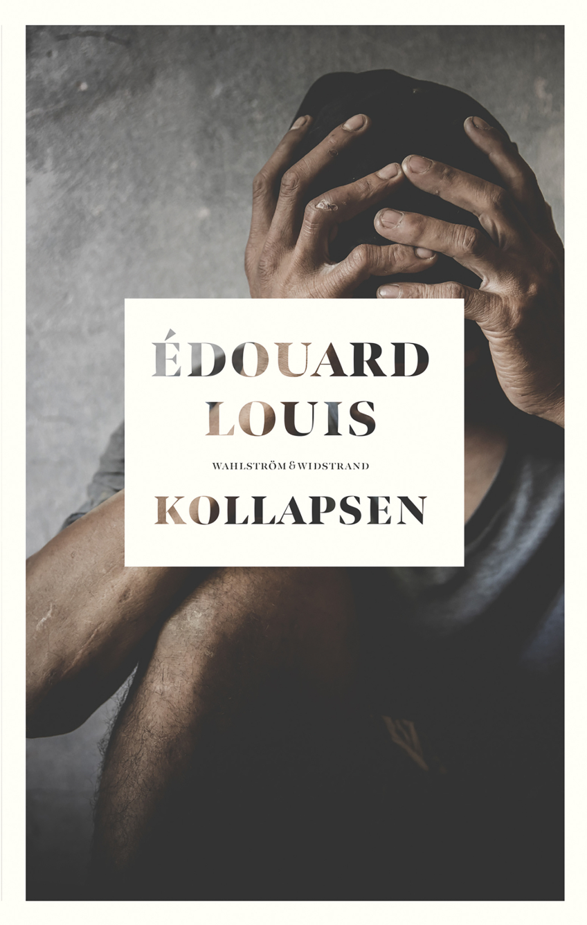 Man i t-shirt sitter med huvudet i händerna, endast armar, ben och delar av ansiktet syns.