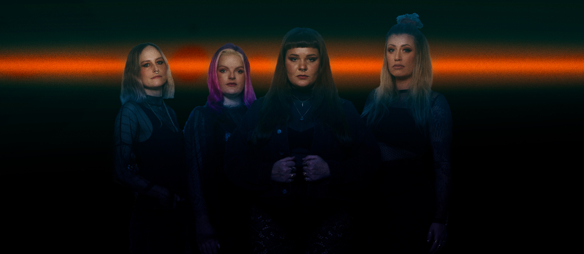 Fyra kvinnor står brevid varandra