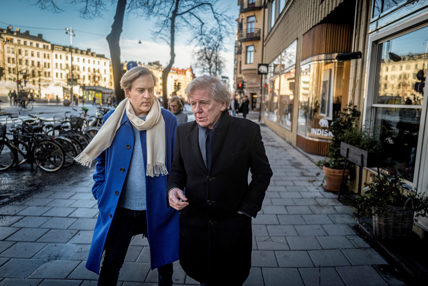 Andreas T Olsson och Claes Eriksson promenerar på Odenplan