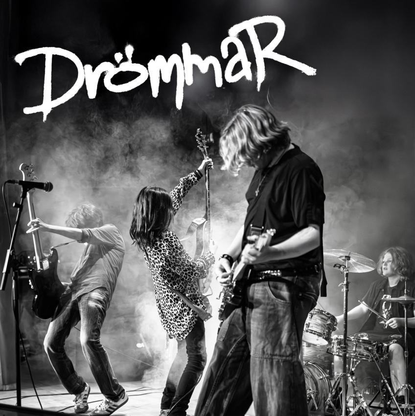 Fyra unga personer spelar rockmusik på scen med rök och texten "Drömmar" ovanför dem.
