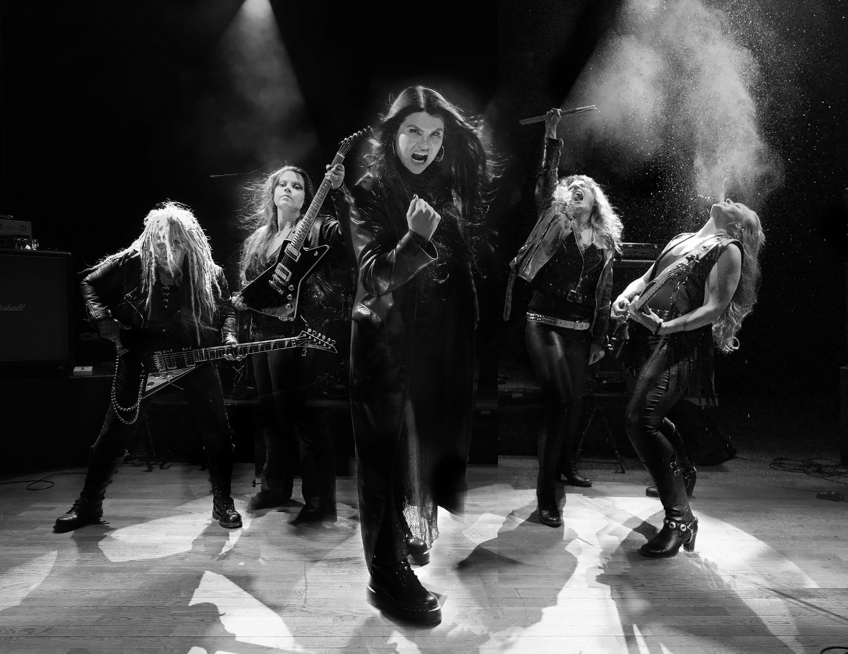 Fem personer fotade i svartvitt