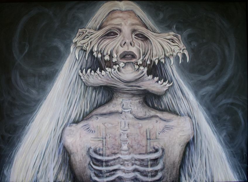 Målning av könsoklar varelse med långt vitt hår, delvis skelettlik kropp och förvridet ansikte med djurkäkar.