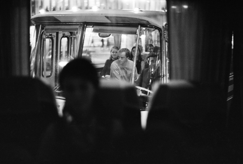 Helge Skoog i en buss