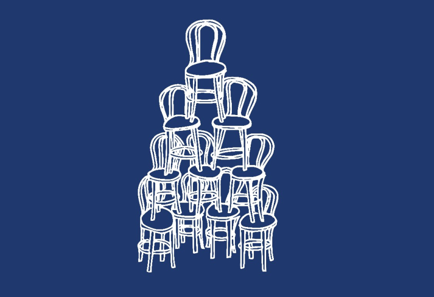 Illustration i vitt av staplade stolar i pyramidform mot en mörkblå bakgrund, tecknade med enkla linjer.