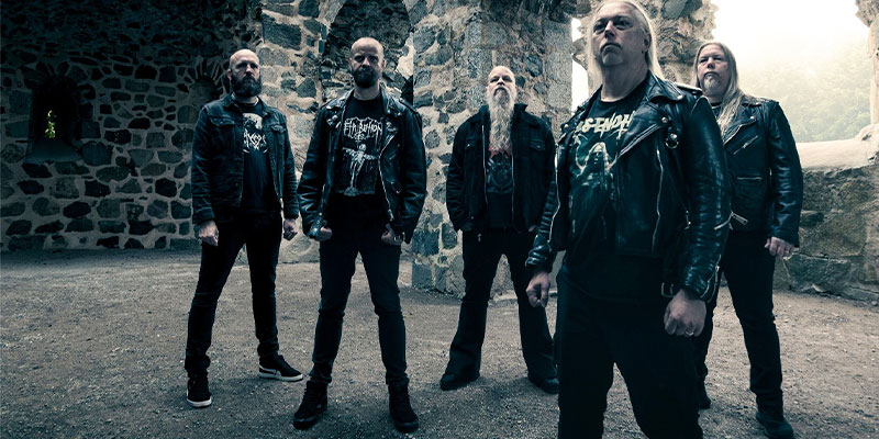 Fem svartklädda män i en borg