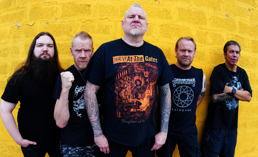 Fem män mot gul bakgrund