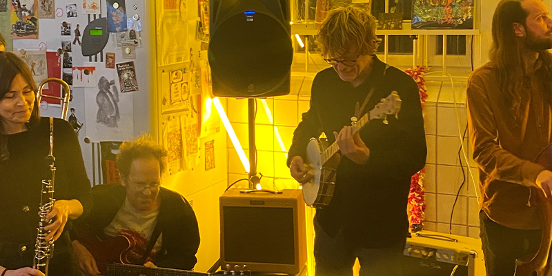 Musiker i ett gult rum