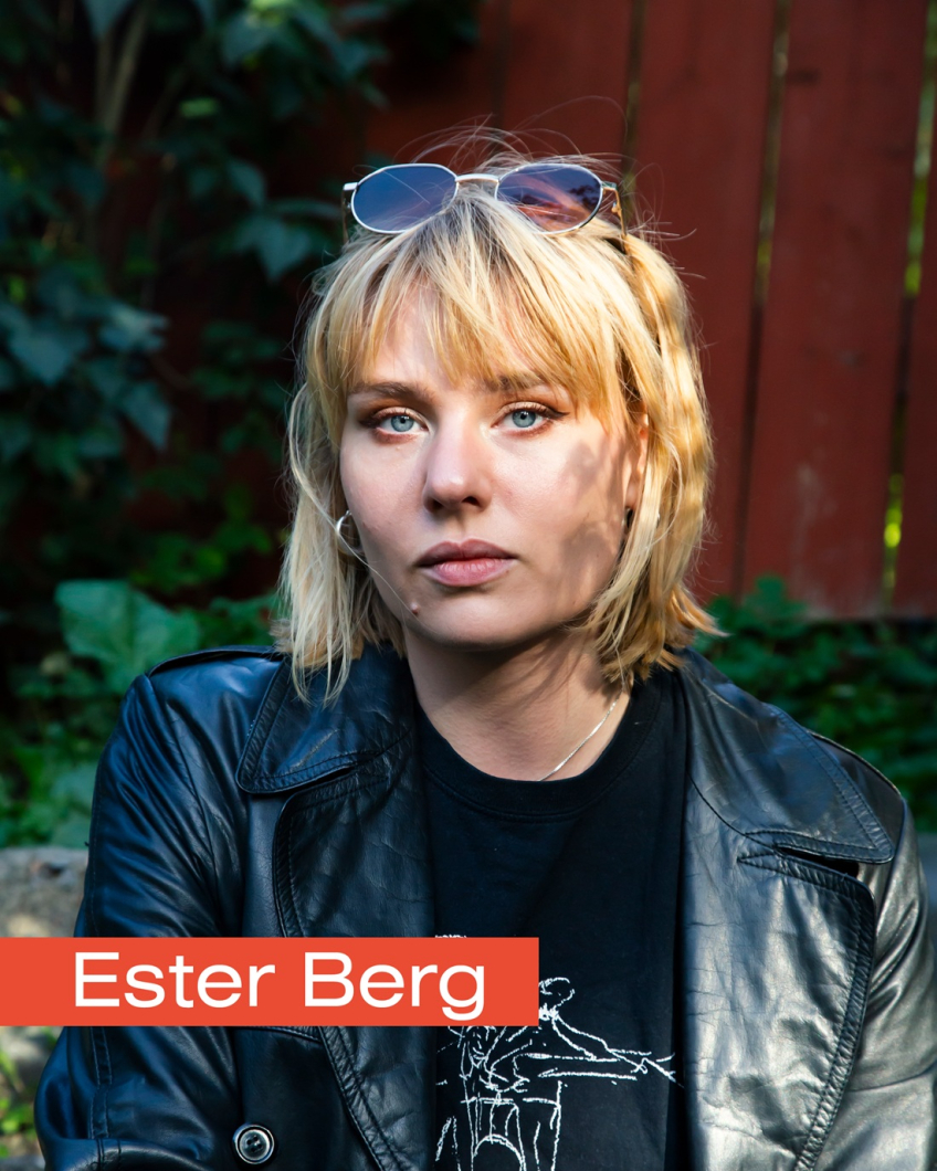 Porträtt av en kvinna utomhus med kort blont hår, svart jacka och solglasögon på huvudet.