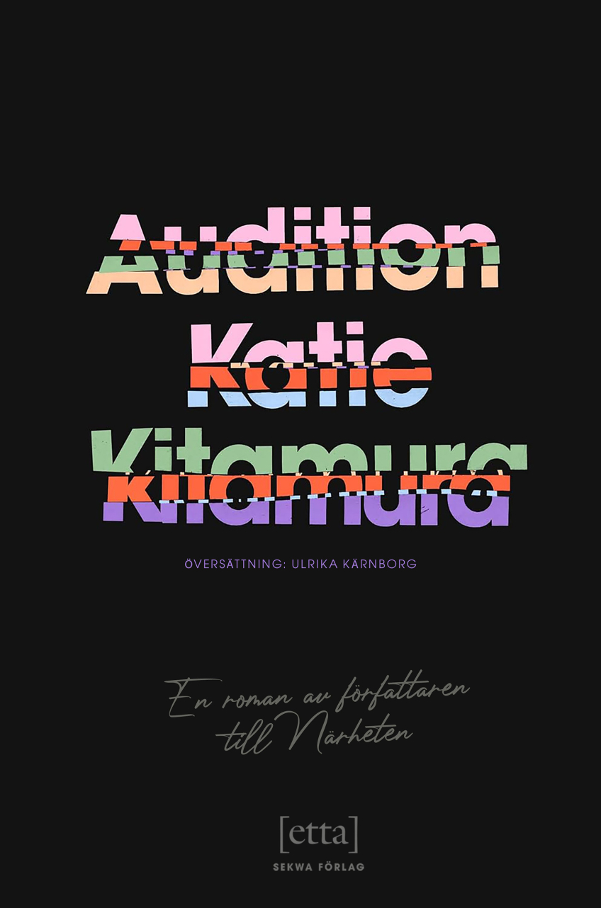 Bokomslaget till Audition av Katie Kitamura använder glitch-liknande typografi i pastellfärger mot svart bakgrund, vilket ger en känsla av identitetsupplösning och dramatisk spänning.