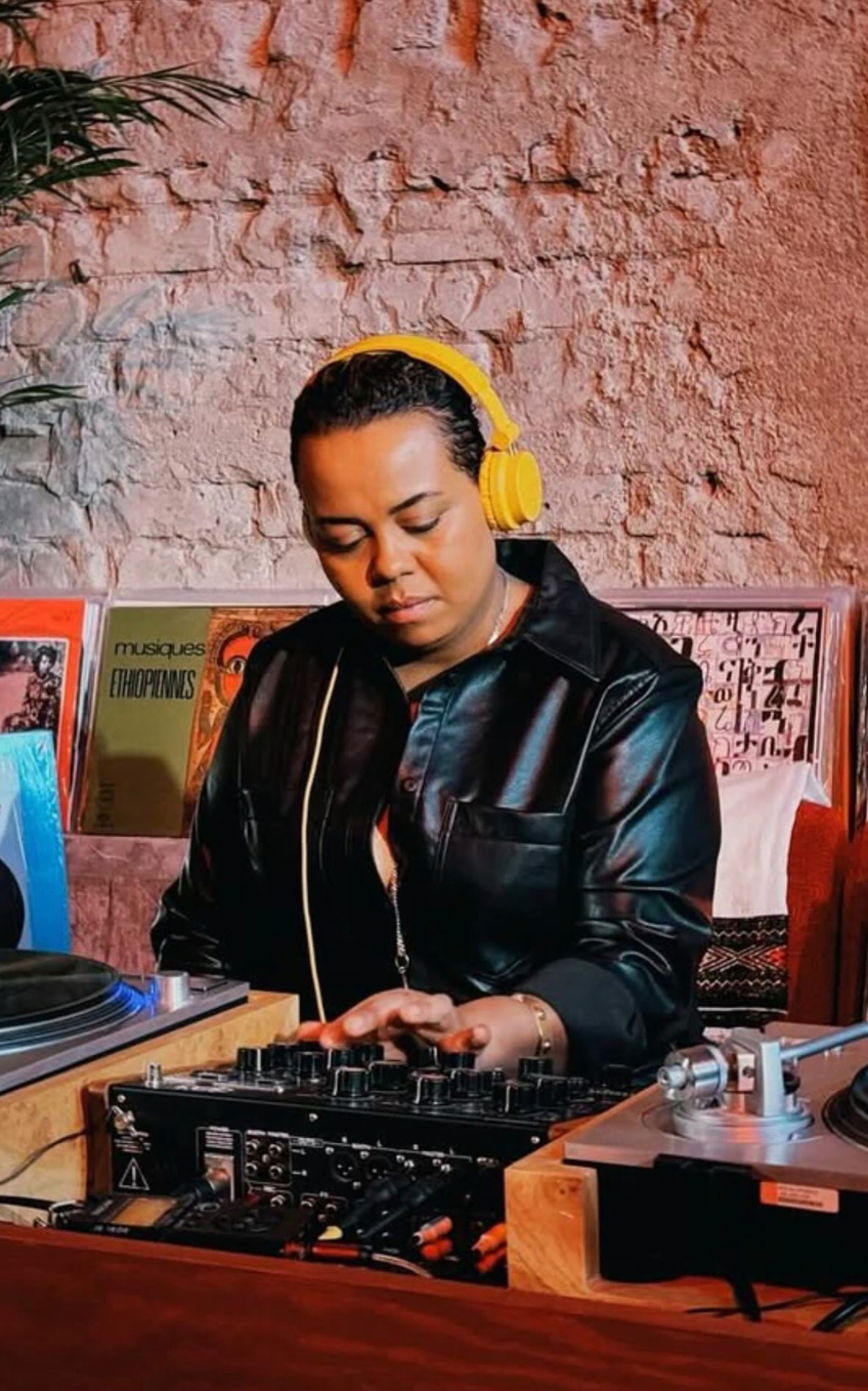 DJ Supercat from Addis vid DJ-bord