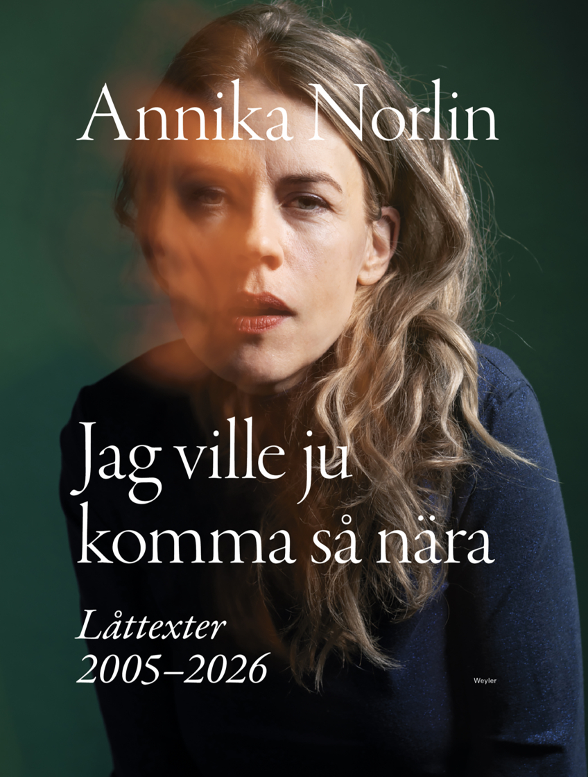 Annika Norlins bokomslag visar ett nära porträtt i dämpade toner som förstärker känslan av närhet och eftertanke.