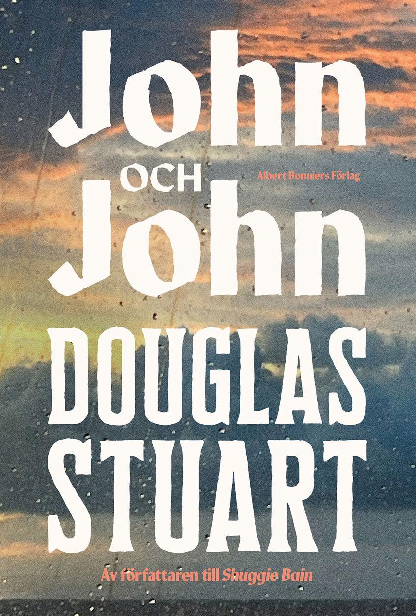 Bokomslaget till John och John av Douglas Stuart använder grov vit typografi mot en regnig himmel för att skapa ett kraftfullt och emotionellt uttryck med känsla av realism och dramatik.