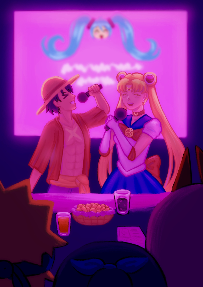 Två animefigurer sjunger karaoke på en scen med stark rosa och lila belysning. Publiken syns i förgrunden framför ett bord med snacks och drycker.