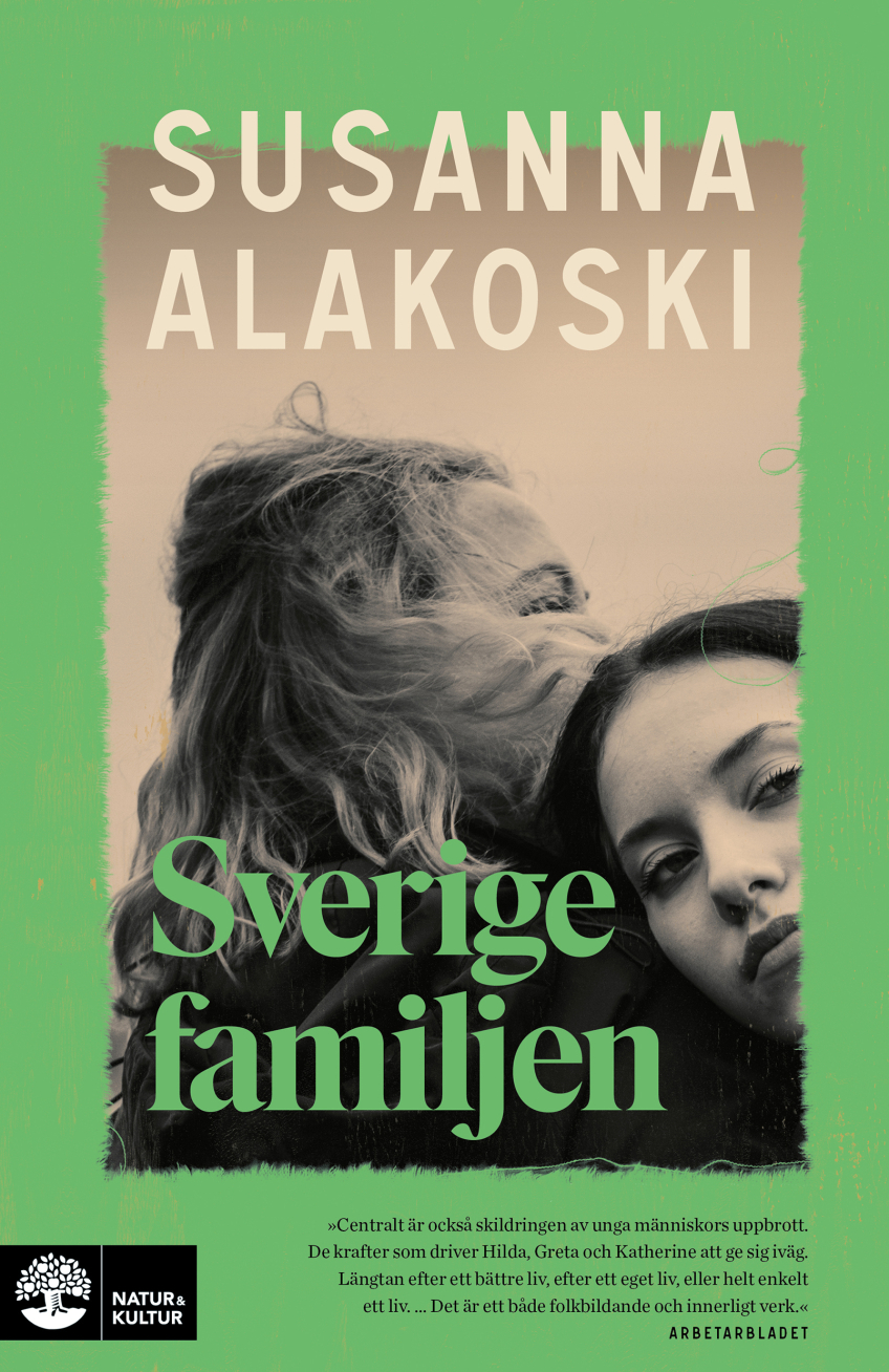 Bokomslaget till Sverigefamiljen av Susanna Alakoski använder ett fotografi av två unga personer mot en mjukt grön bakgrund för att skapa ett uttryck som känns socialrealistiskt, varmt och samtidigt melankoliskt.