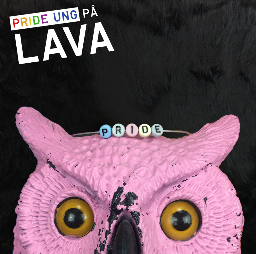 En rosa ugglefigur med stora gula ögon bär ett diadem med bokstäverna ”PRIDE” mot en mörk bakgrund. Texten ”PRIDE UNG PÅ LAVA” syns högst upp i bilden.
