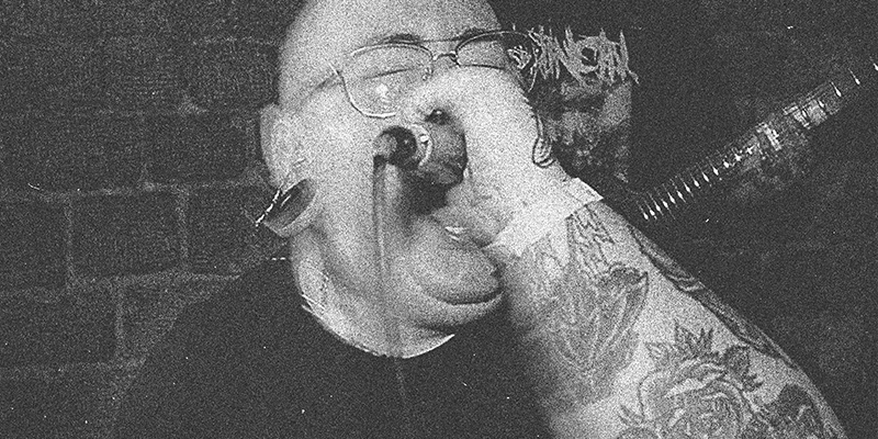 Svartvit bild på kille som sjunger