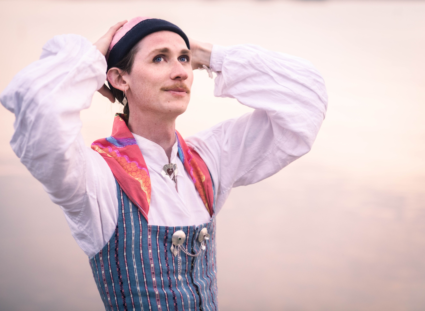 En person i traditionell klädsel 
