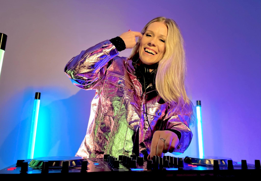 DJ Kakan vid dj-båset