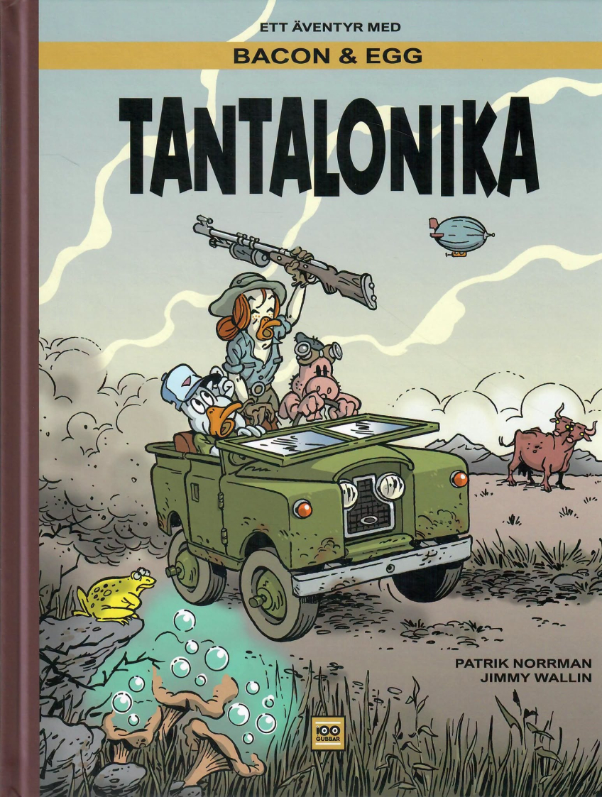 Omslag till serieboken Tantalonika med tre tecknade figurer i en grön jeep, en flygande luftfarkost och en ko i bakgrunden.