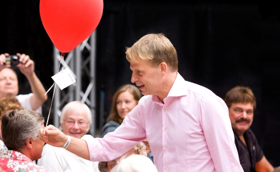Benny Fredriksson håller i en röd ballong. 