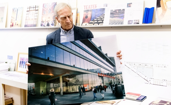 Arkitekten Per Ahrbom håller i ett stort fotografi på Kulturhuset. 