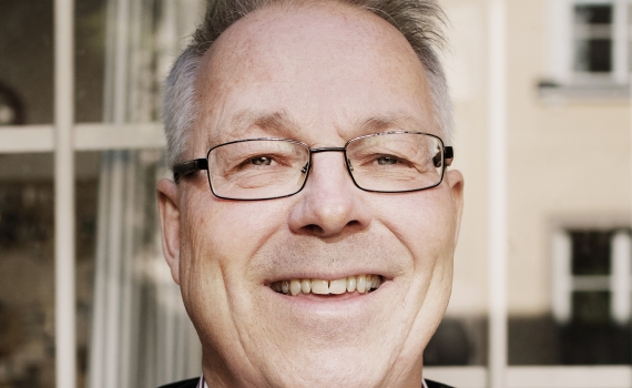 Joakim Pirinen ler stort. 