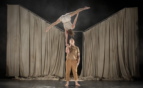 Två cirkusartister som utövar akrobatik