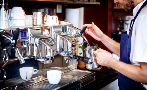 Barista skummar mjölk