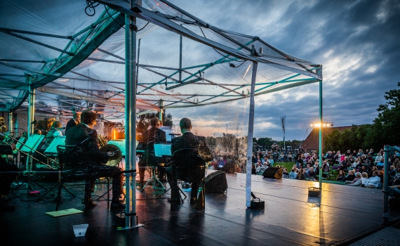Foto: Matilda Rahm  Musiker på scen i Galärparken.