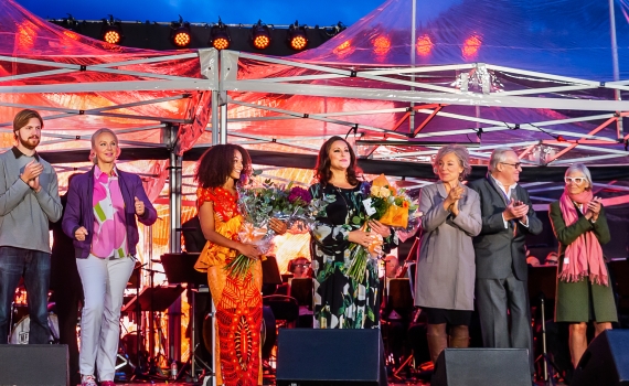 Foto: Matilda Rahm  Fabian Fredriksson, Anne Sofie von Otter, Binta Coker, Lisa Nilsson, Katarina Ewerlöf, Sture Carlsson och Kerstin Brunnberg vid utdelningen av Bennypriset i Galärparken.