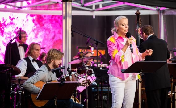 Foto: Matilda Rahm  Fabian Fredriksson, Anne Sofie von Otter och Blåsarsymfonikerna vid utdelningen av Bennypriset i Galärparken.