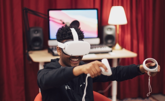 Ung man med VR-headset spelar spel