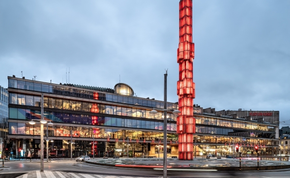 Kulturhuset Stadsteatern och fontänen vid Sergels torg. 