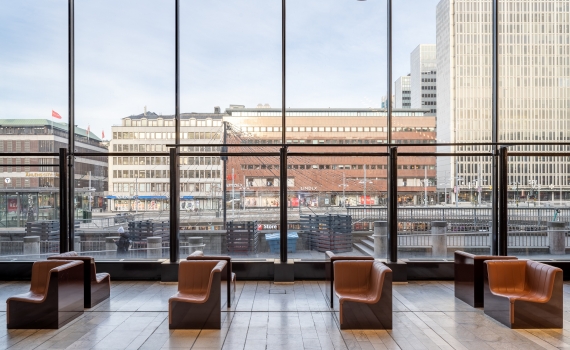 Glasfasaden i Kulturhuset, med utsikt mot Sergels torg. 